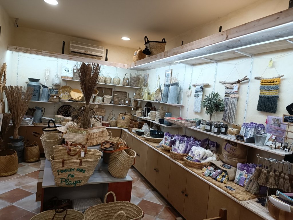 FONDS DE COMMERCE ET DROIT AU BAIL A VENDRE - AGAY - 52.04 m2 - 105�500�&euro; 