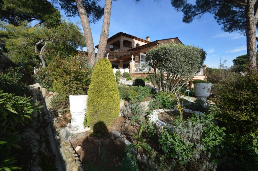 VILLA A VENDRE - FREJUS - 140 m2 - 830�000�&euro;
