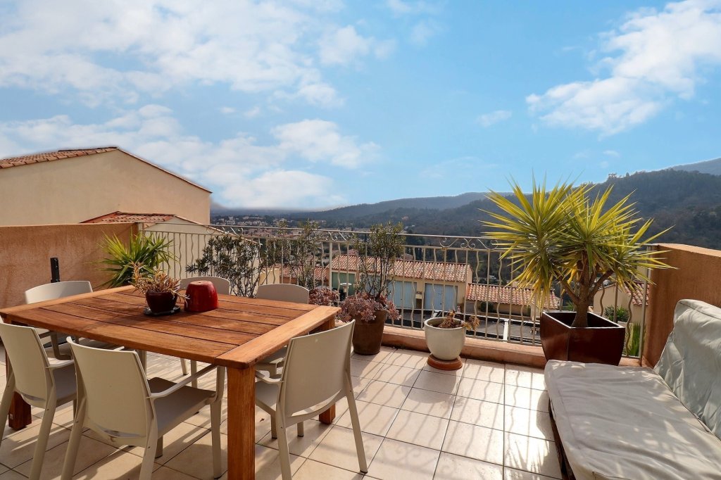 T3 VUE PANORAMIQUE - ROQUEBRUNE SUR ARGENS - 78 m2 - VENDU