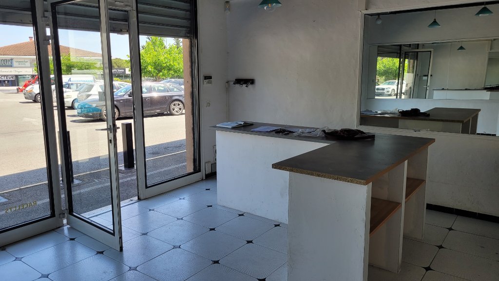 LOCAL COMMERCIAL A LOUER - CALLIAN - 49 m2 - 900�&euro; HC et HT par mois